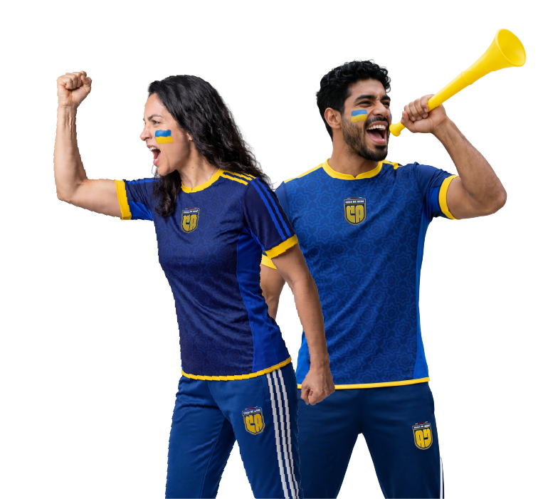 Pareja celebrando con camisa Caja de ANDE