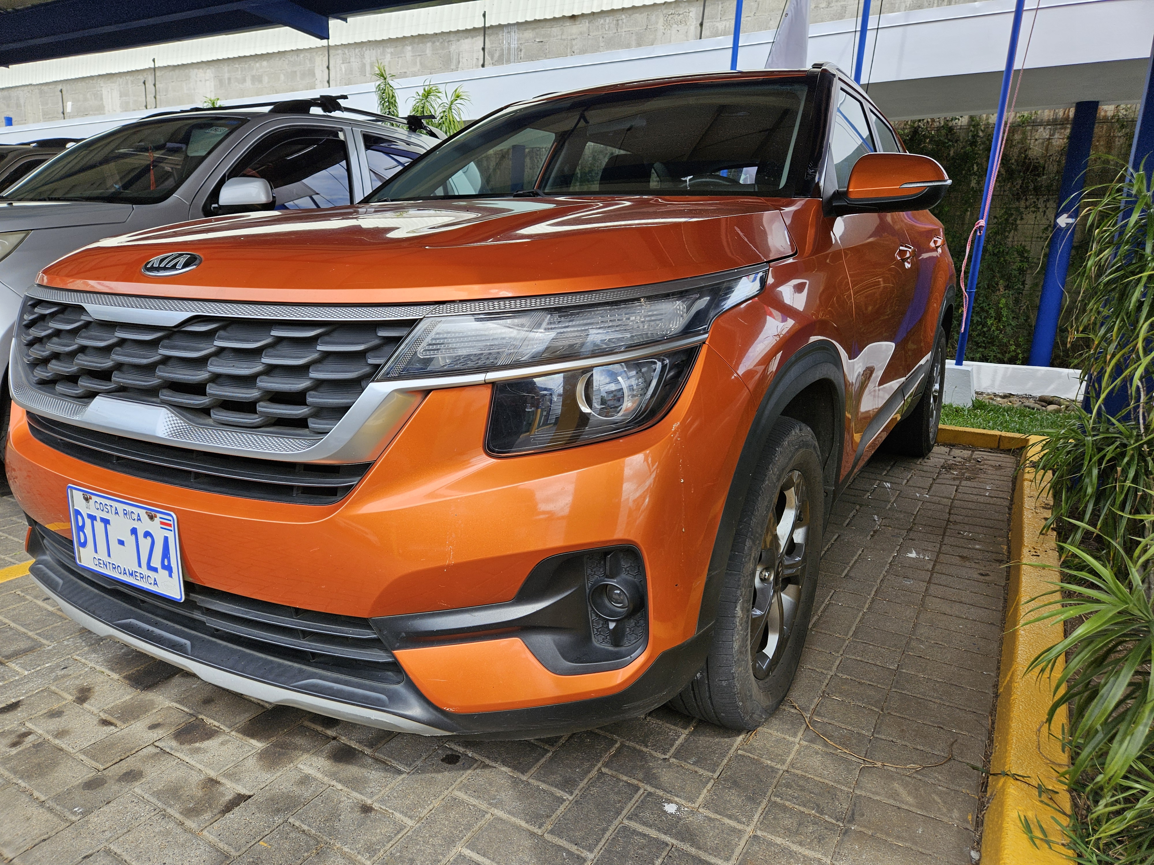 Vehículo KIA Seltos 2020 color anaranjado, placa BTT124